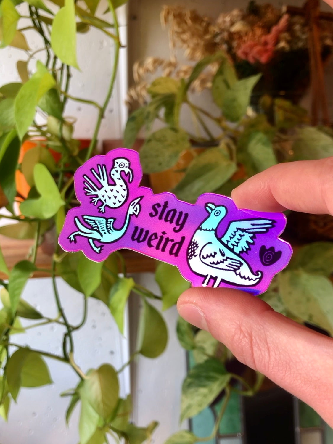 Sticker holographique "Stay Weird"