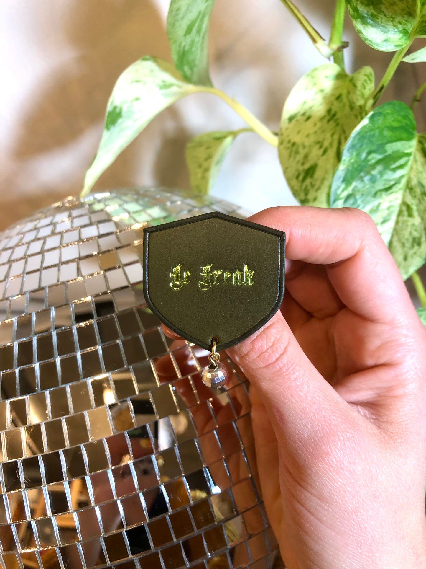Broche médiévale-disco "Le Freak"