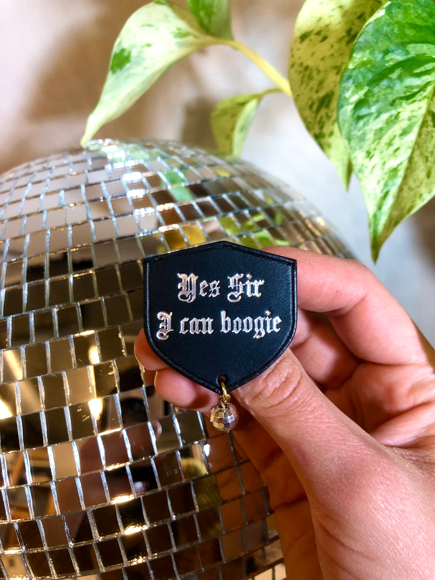 Broche médiévale-disco "Yes Sir, I can boogie"