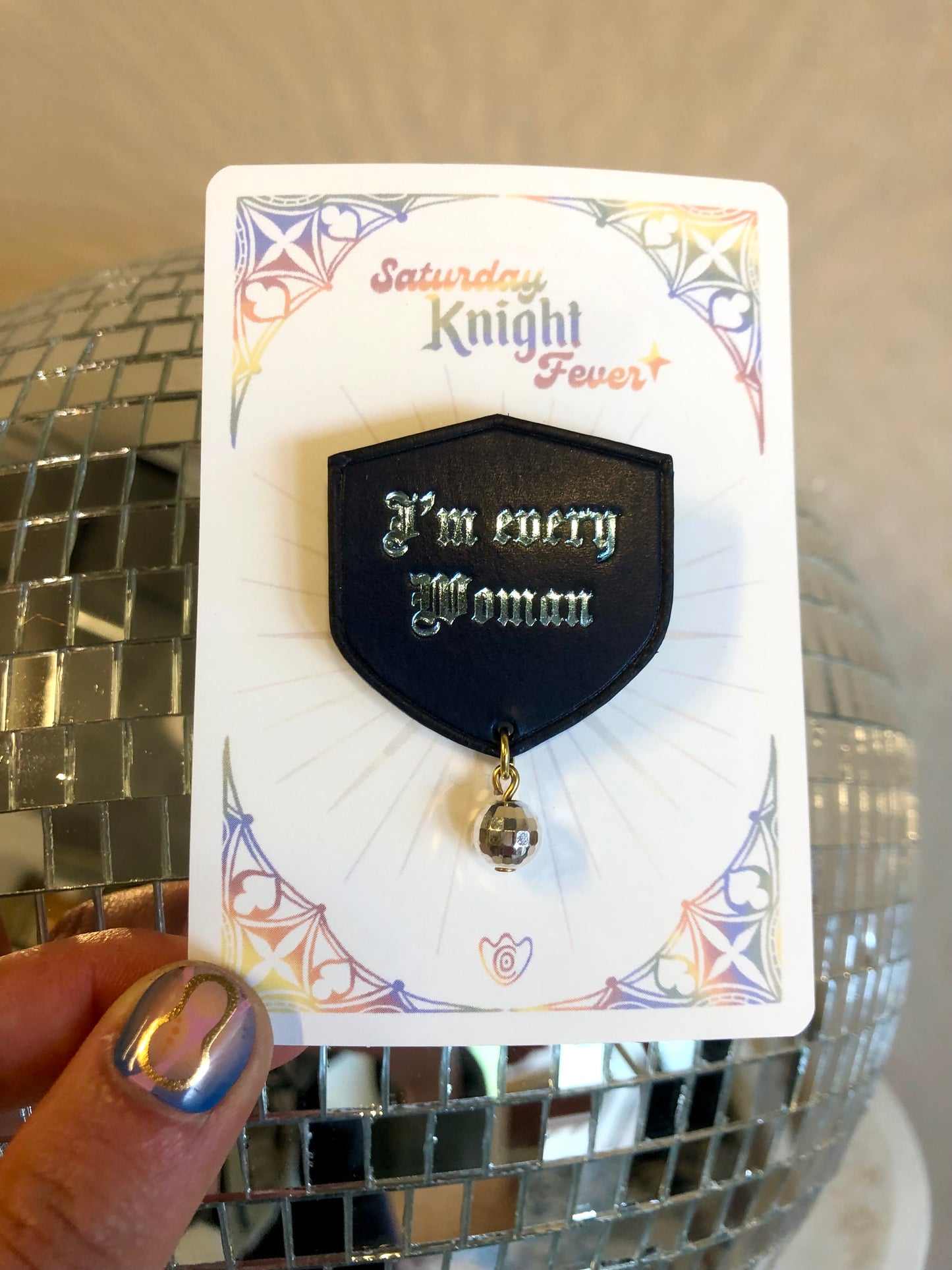 Broche médiévale-disco "I'm every woman"