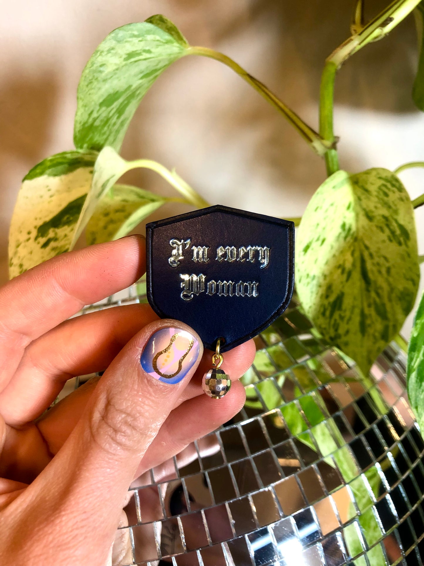 Broche médiévale-disco "I'm every woman"