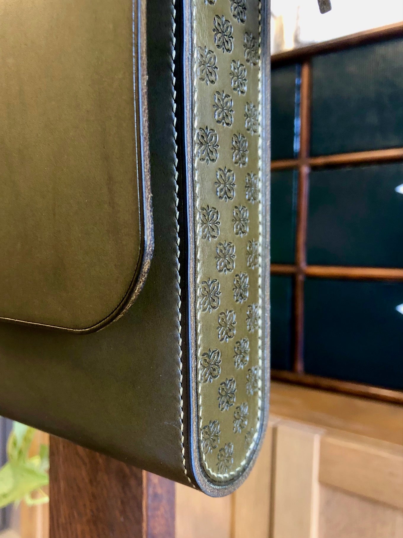 Le Messager - Cuir olive - en stock !