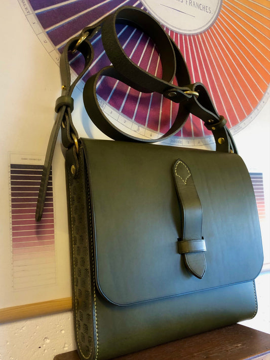 Le Messager - Cuir olive - en stock !