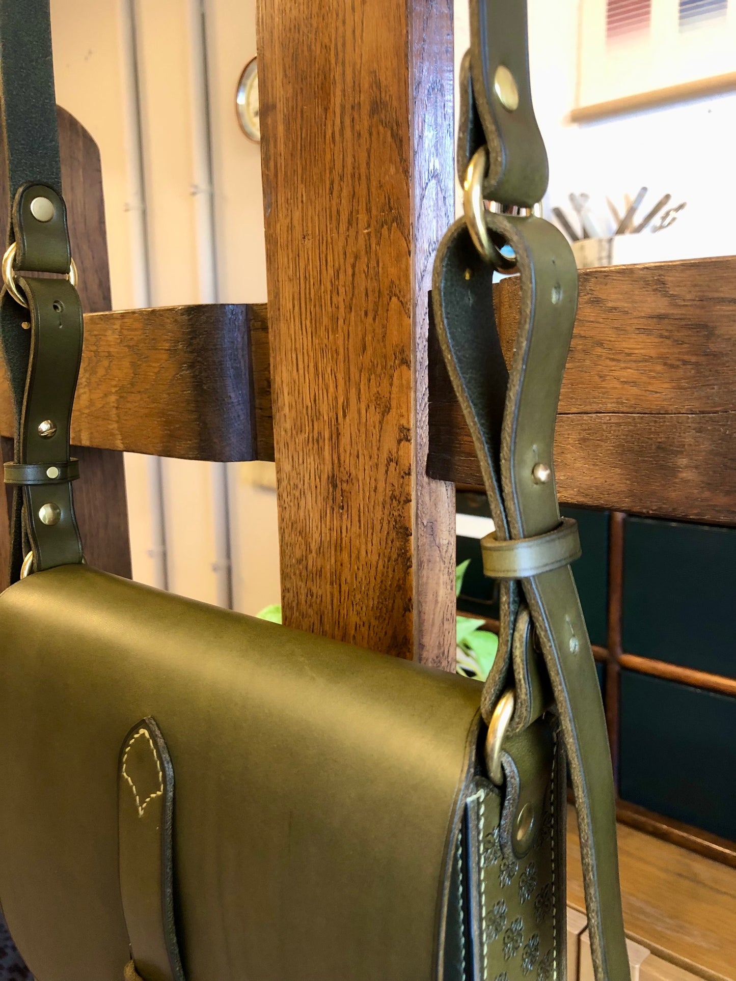 Le Messager - Cuir olive - en stock !